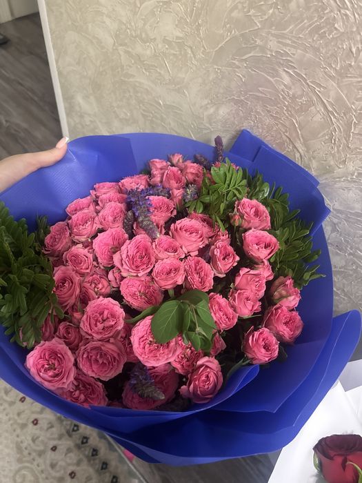 Букет свежих кустовых роз
