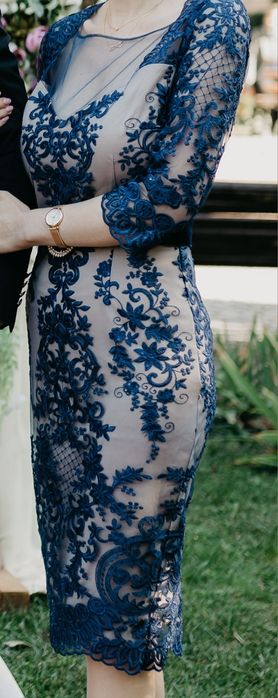 Rochie midi bej cu tull brodat bleumarin