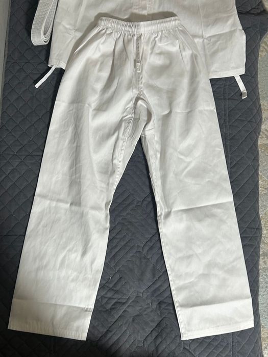 кимоно для карате с белым поясом