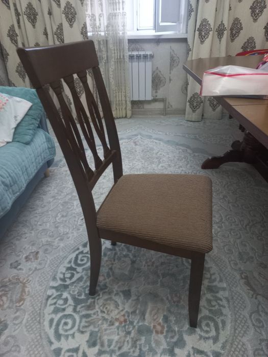 Стол, стуля 14 для гостинной