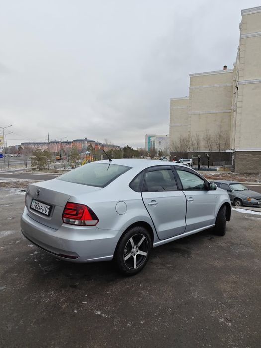 Прожам машину Поло 2016г