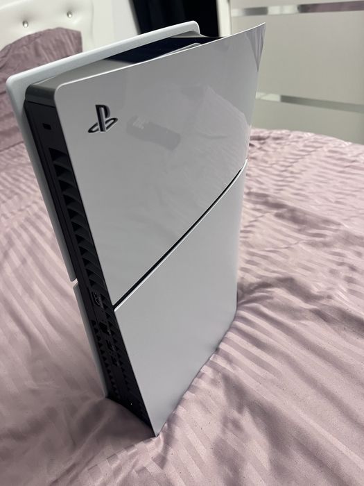Vând PS5 Sony D-Chassis White Slim