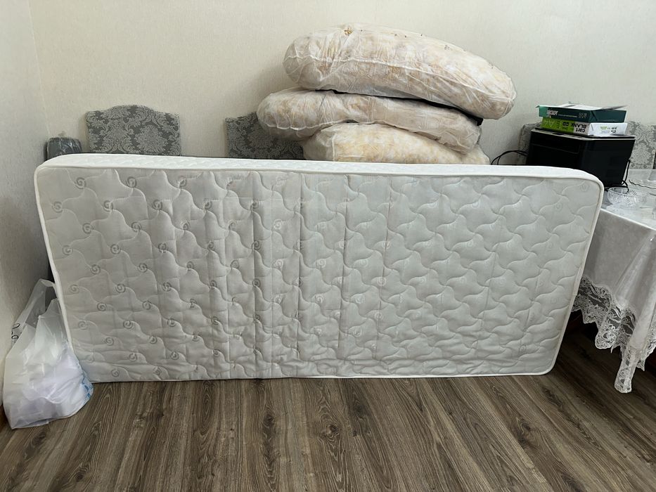 Белая кровать с матрасом 2*1м