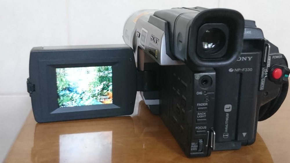 Продам хорошую видеокамеру SONY CCD-TRV49E