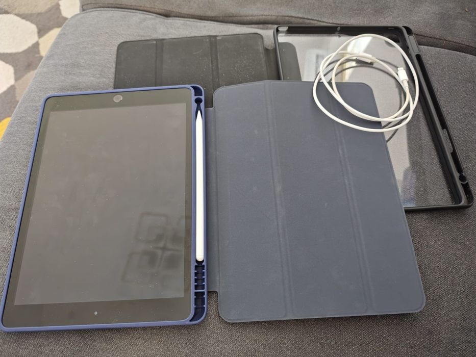 iPad 8, 128 GB, impecabil, pen, huse, ca nou.