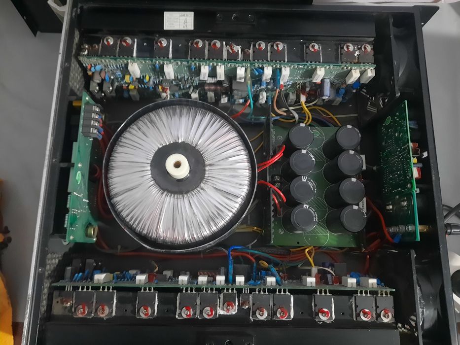 Усилитель  канес  сотилади Тошкент Учтепа 2×1200 ват оригинал аппарат.