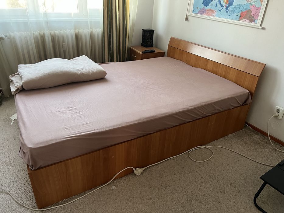 Mobila dormitor, pat + 2 noptiere, comoda si dulap de haine