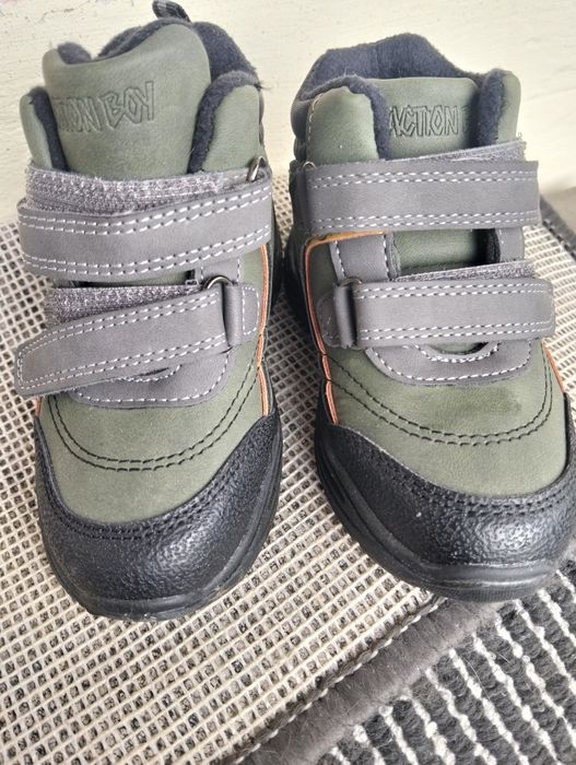 Papuci băieți , ca noi