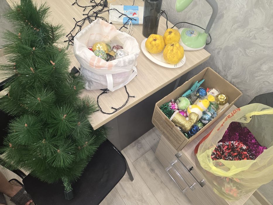 Ёлка продаётся с игрушками