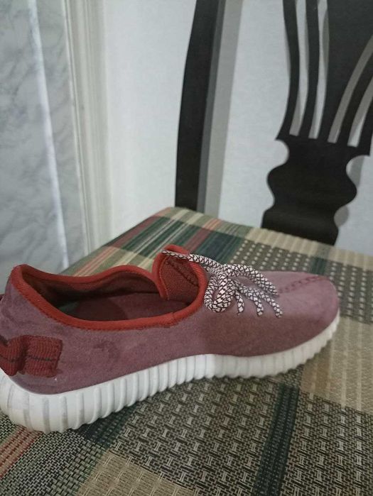 Продаются кроссовки женские