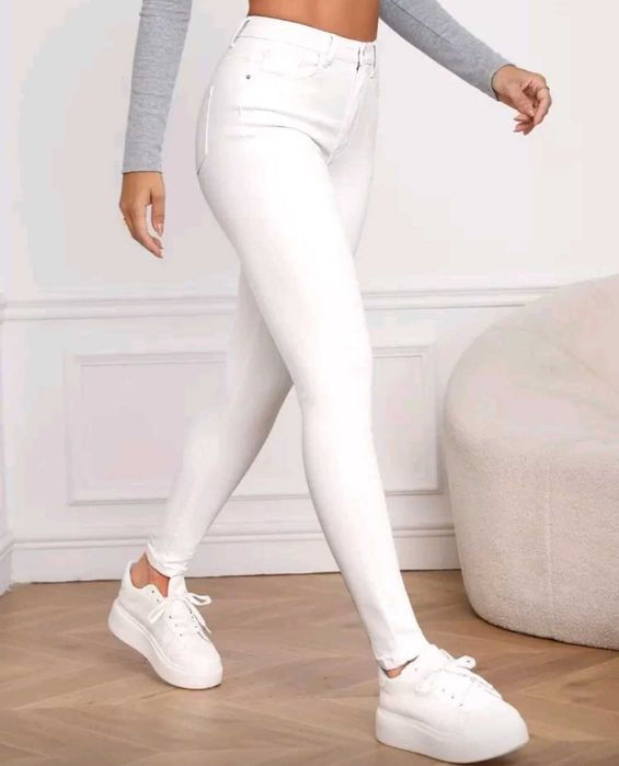 Дамски бели дънки с висока талия