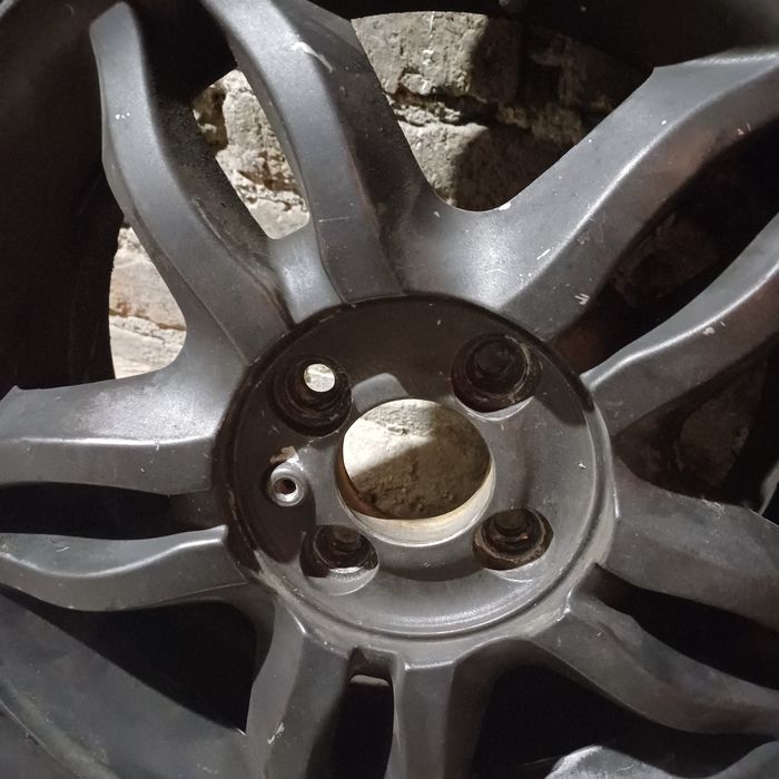 Продавам 4 джанти с 4 всезонни гуми и 2 зимни на 100км