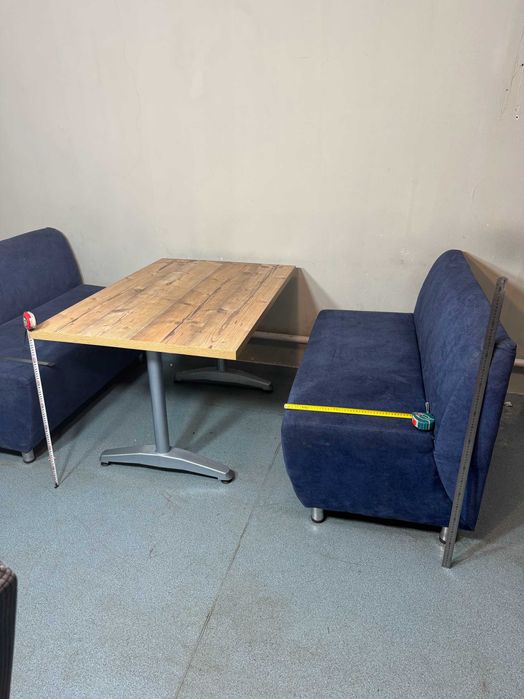 диван и столы для кафе