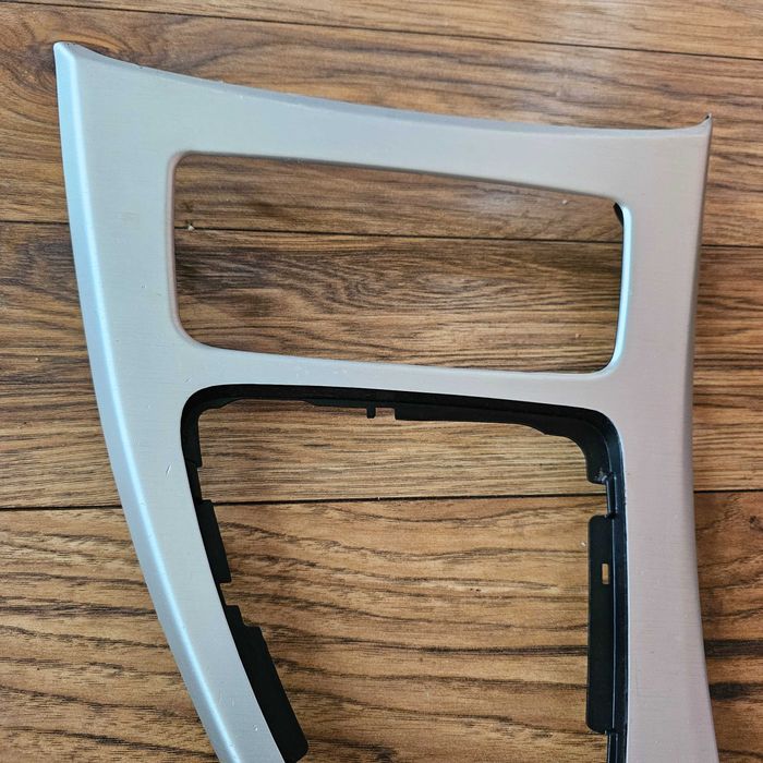 Сребриста интериорна лайсна за средната конзола на BMW 3 серия E90 E91