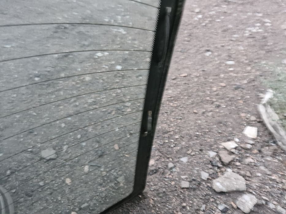 Заднее стекло BMW