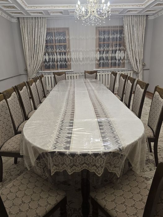 Стол стулья для зала