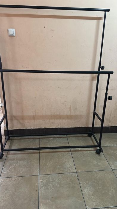 Вешелка для одежды на колесах