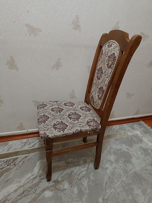 Продаю б/у стол и стулья