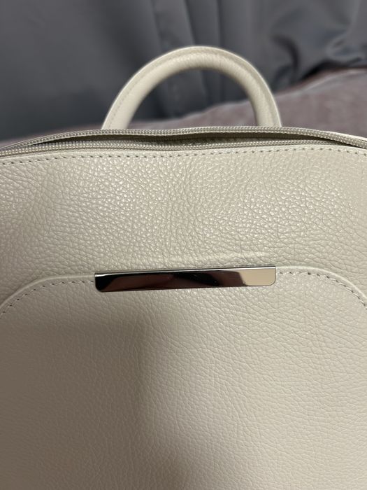 Кремава кожена раница