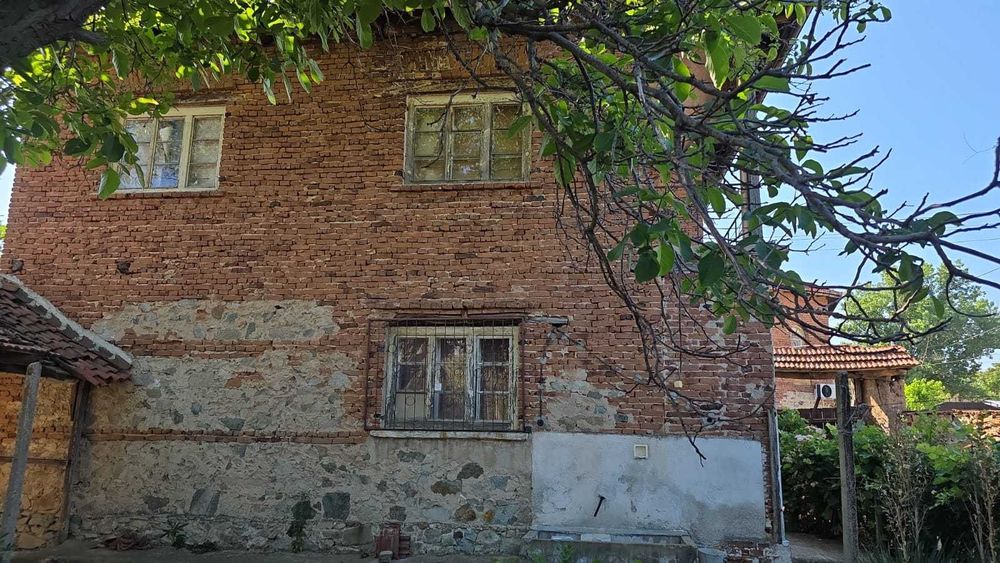 Къща с двор в с. Априлци