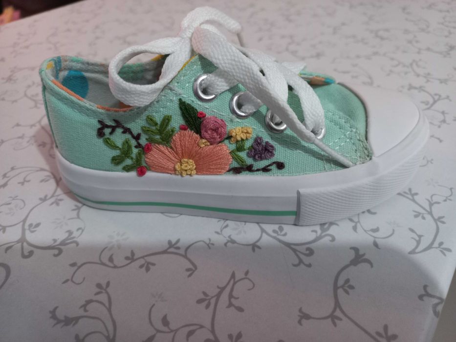 Кецове ръчна релефна бродерия