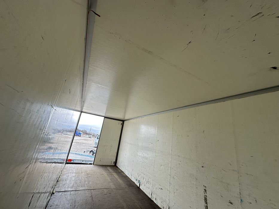 Фургон с външни размери д6.15м / ш2.25м / в2.40м