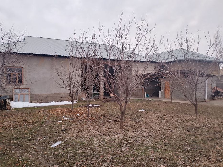 Toshkent viloyati,Yuqori  Chirchiq tumanida 6 xonali hovli uy sotiladi