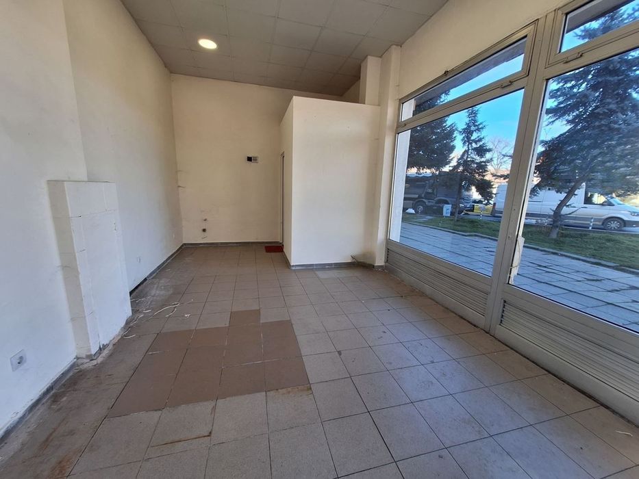 Ъглов магазин на 2 булеварда – 30 кв.м, витрини, топ поток до Сердика