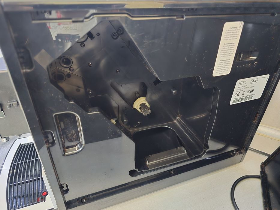 КАТО НОВА!!! Автоматична еспресо машина Melitta Latticia OT F300-101, сребриста