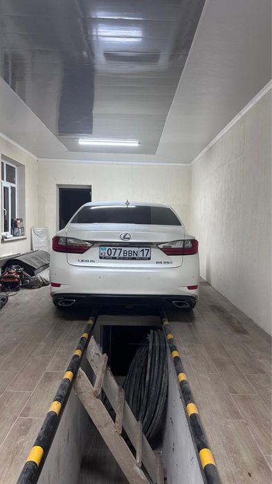 Почти Новый лексус ес 350