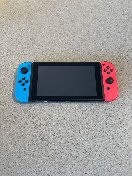 Nintendo Switch с 2 joy con контролера и калъфче