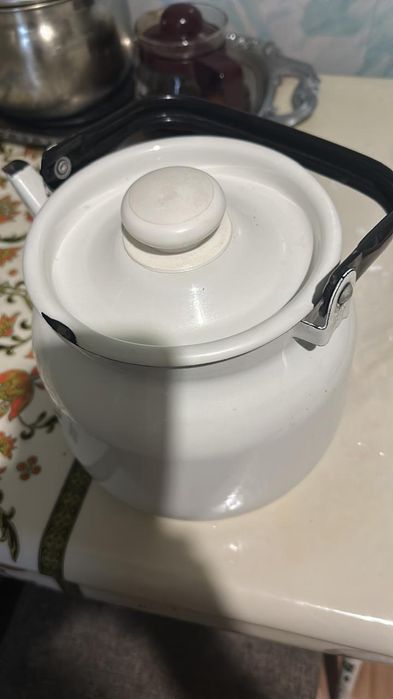 Посуда: термос, чайник, кесе