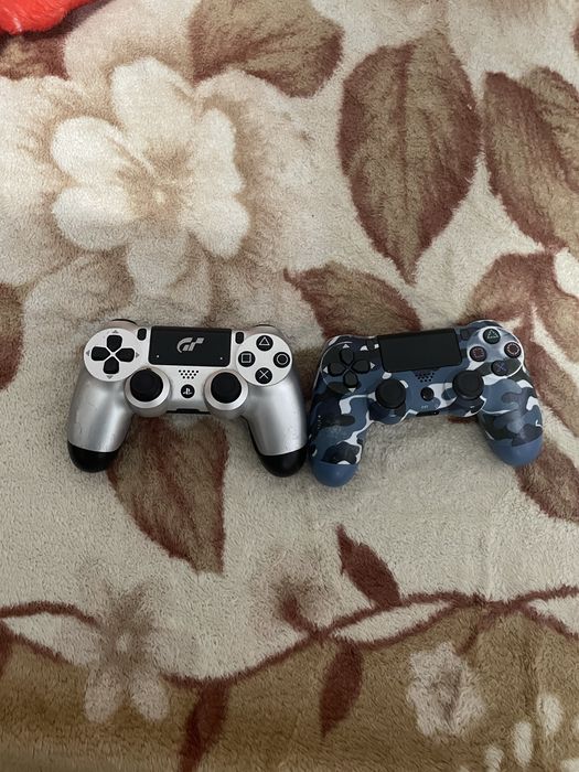Vand jocuri de ps4 si un carut pentru copii