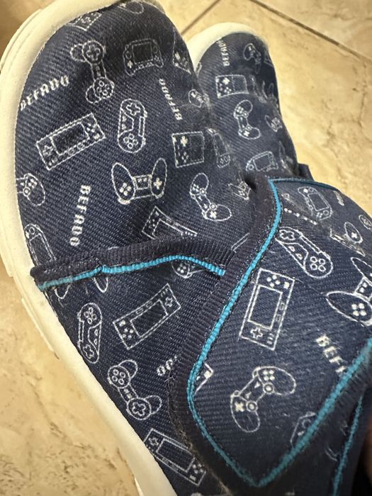 Сет детски бутонки Umbro ,пантофки и сандали + бонус обувки