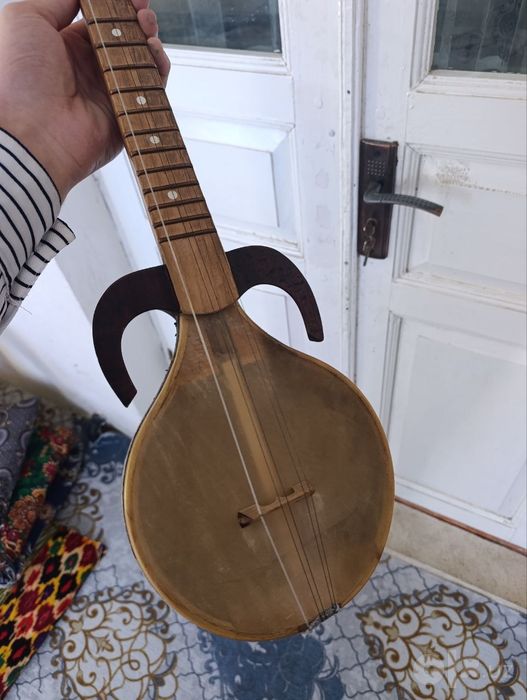 Qashqar Rubobi sotiladi holati zoʻr chexoli bor ortiqcha sim ham bor