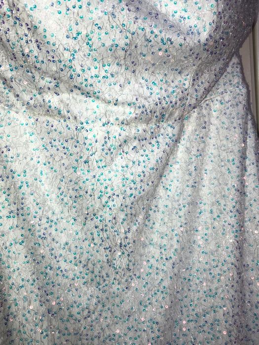 Платье белого цвета с пышной юбкой и пайетками