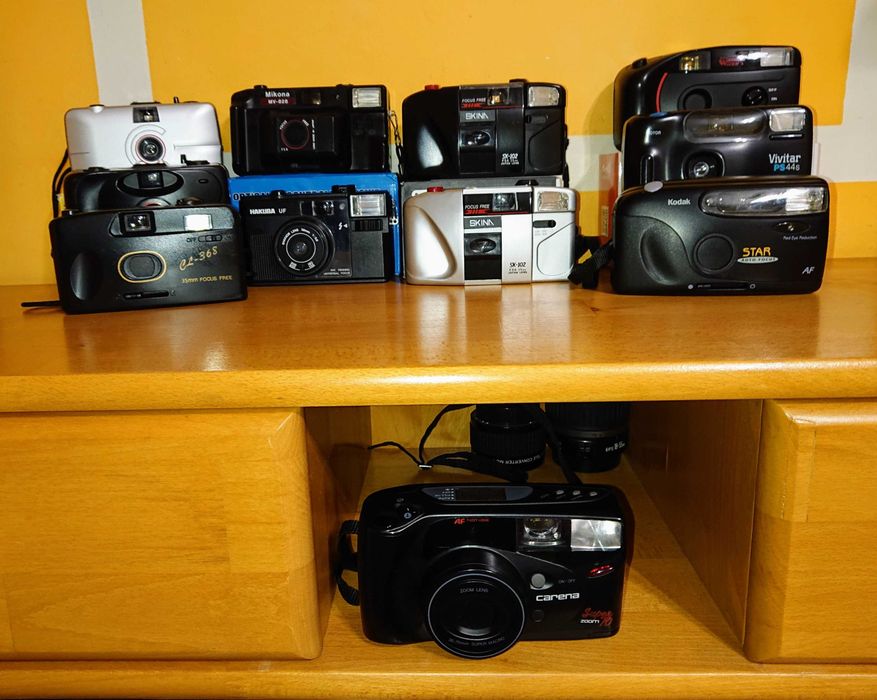 Aparat foto SLR film 35 mm Chinon CP-7m cu obiectiv Exakta 35-70mm cu blitz si inca un obiectiv bonus