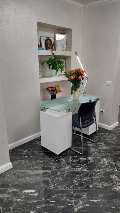 inchiriez post frizerie si manichiura