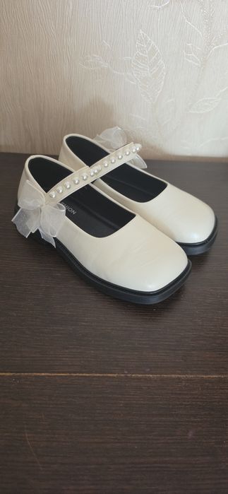 Продам новые туфли на девочку