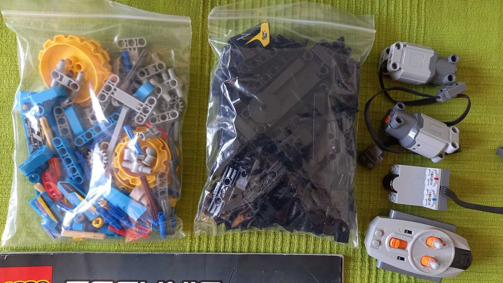 Lego Technic - 42095 - Remote-Controlled Stunt Racer - 324 piese, 9+