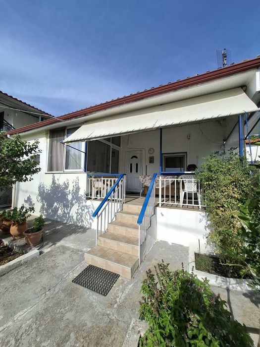 Продава малка къща с площ 60 м2 с двор 220 м2 в Аспровалта, Гърция