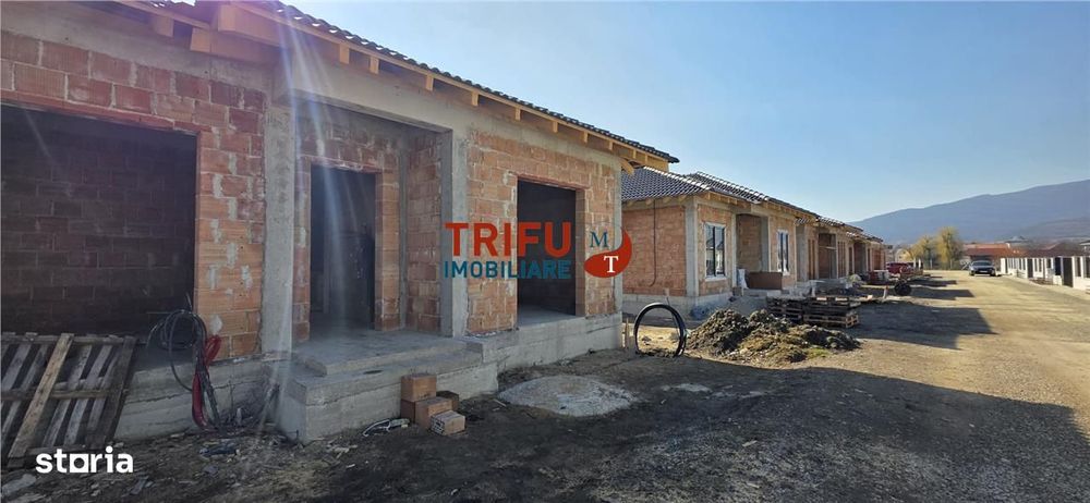 Case de vânzare în diferite stadii de construcție