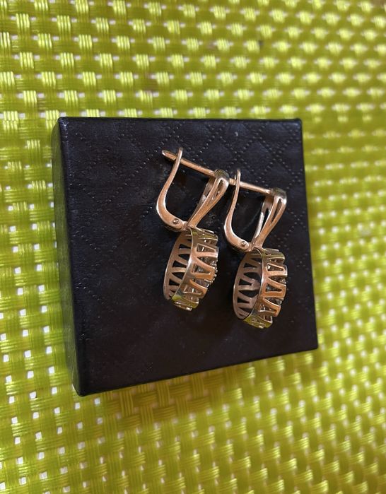 Продам золотые серьги срочно