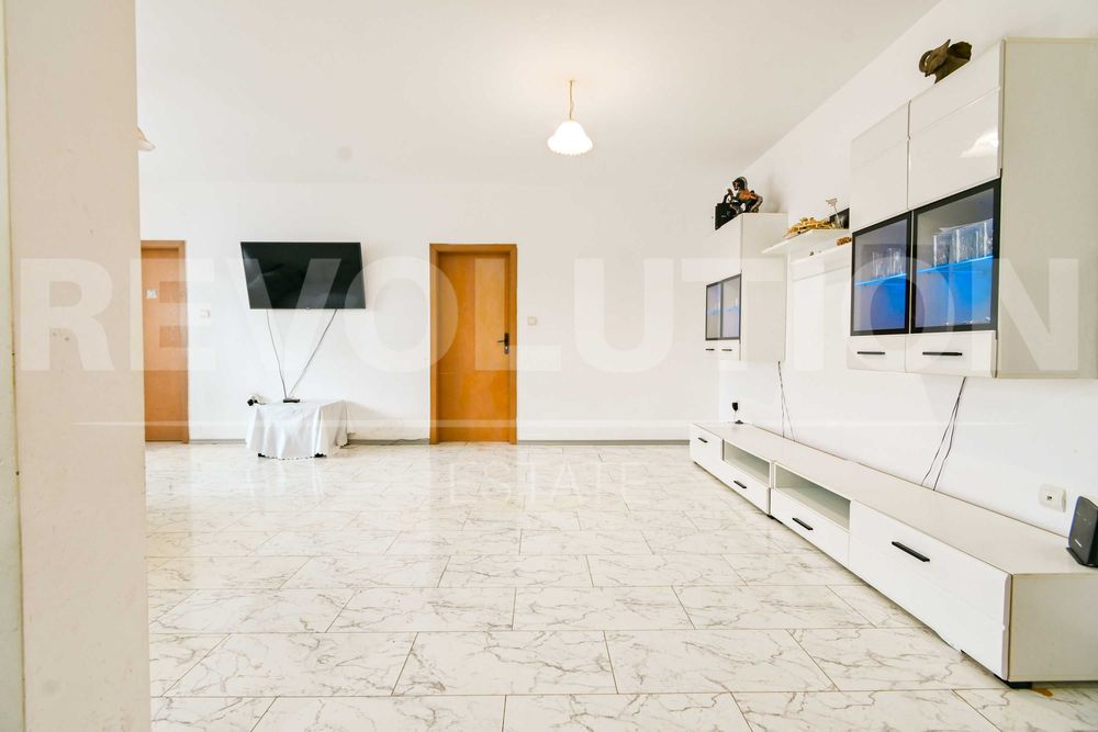 Продава се Тристаен апартамент в София, Надежда 2 - 130 кв.м за 2405 €/кв.м - Снимка #3