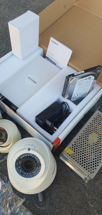 Hikvision kamera 4 kanalni + 4 kamera