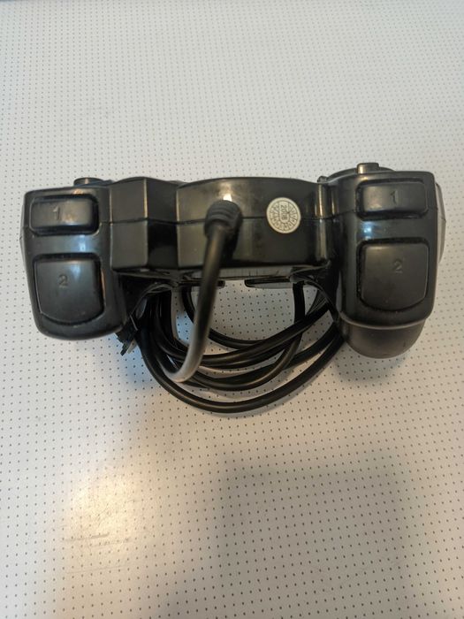 Джойстик, геймпад (на запчасти).