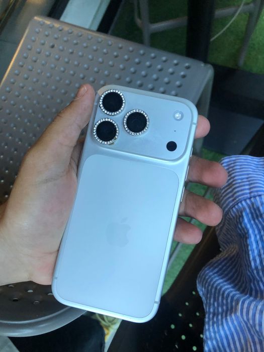 Iphone 17 pro използван с декори на камерата