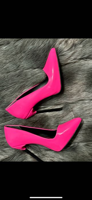 Високи розови токчета