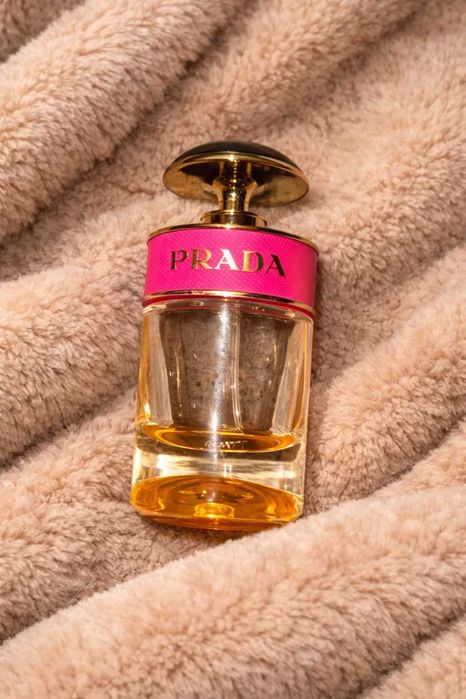prada парфюм оригинална опаковка има останал малко парфюм вътре идеално състояние за колекционери