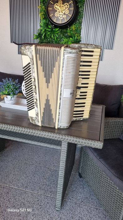 Vând 2 acordeone